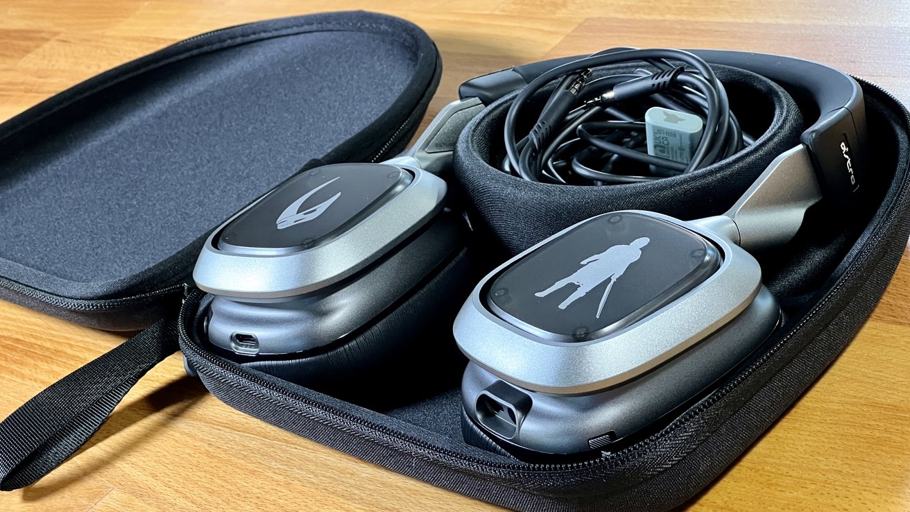 Logitech A30 The Mandalorian Edition s příslušenstvím uvnitř přiloženého přenosného pouzdra