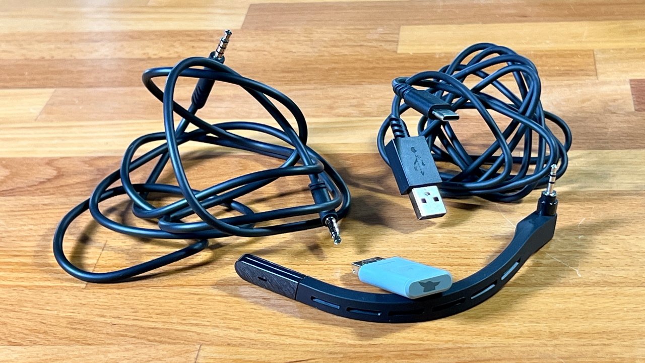 Logitech A30 obsahuje 3,5mm aux kabel, nabíjecí kabel, boom mikrofon a vysílač