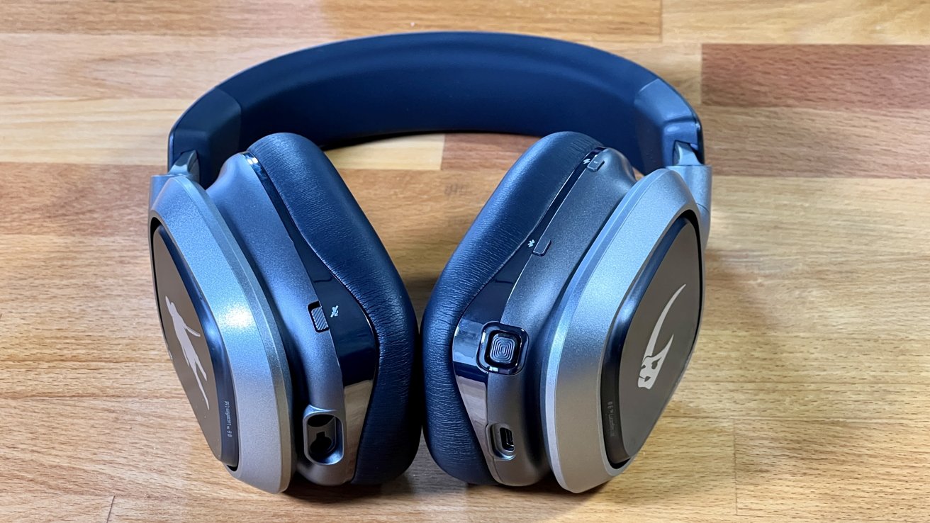 Logitech A30 The Mandalorian Edition má ovládání na uchu