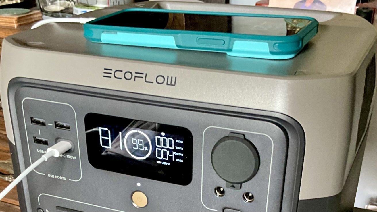 EcoFlow River 2 Pro nabíjí zařízení s výstupními informacemi na obrazovce