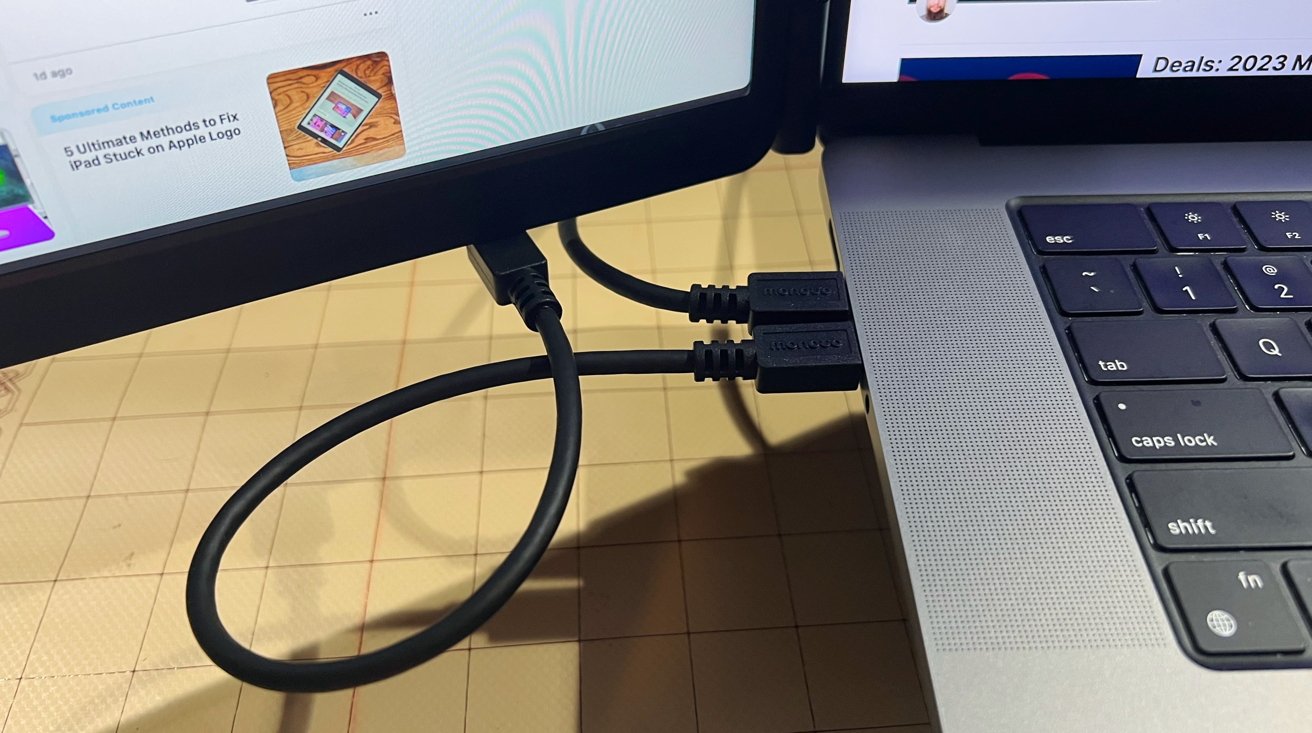 Připojení 16palcového displeje Monduo Pro Duo k MacBooku Pro. 