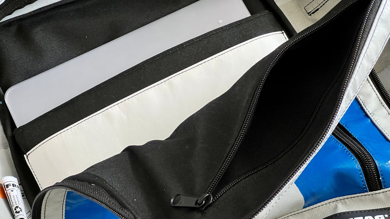 Batoh Hazzard má několik vnitřních kapes, včetně kapsy na zip na drobné příslušenství