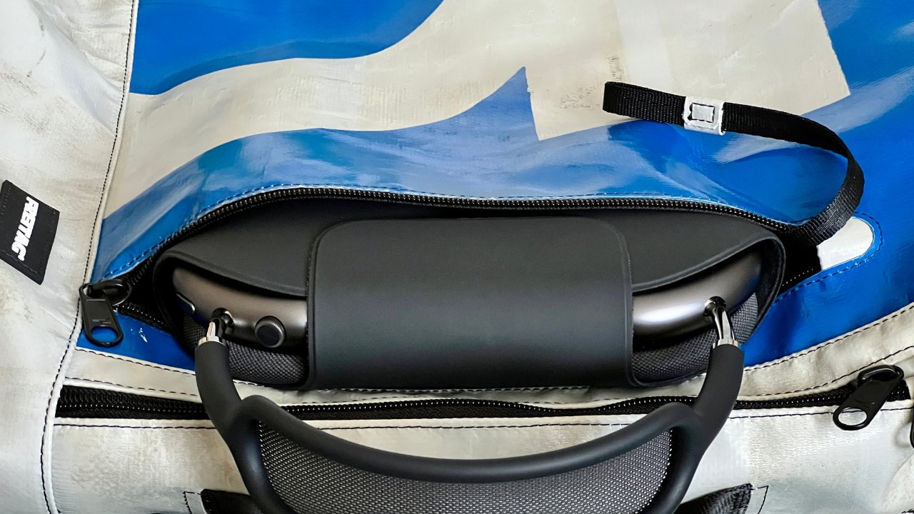 Do vnější přihrádky batohu Hazzard se vejdou AirPods Max