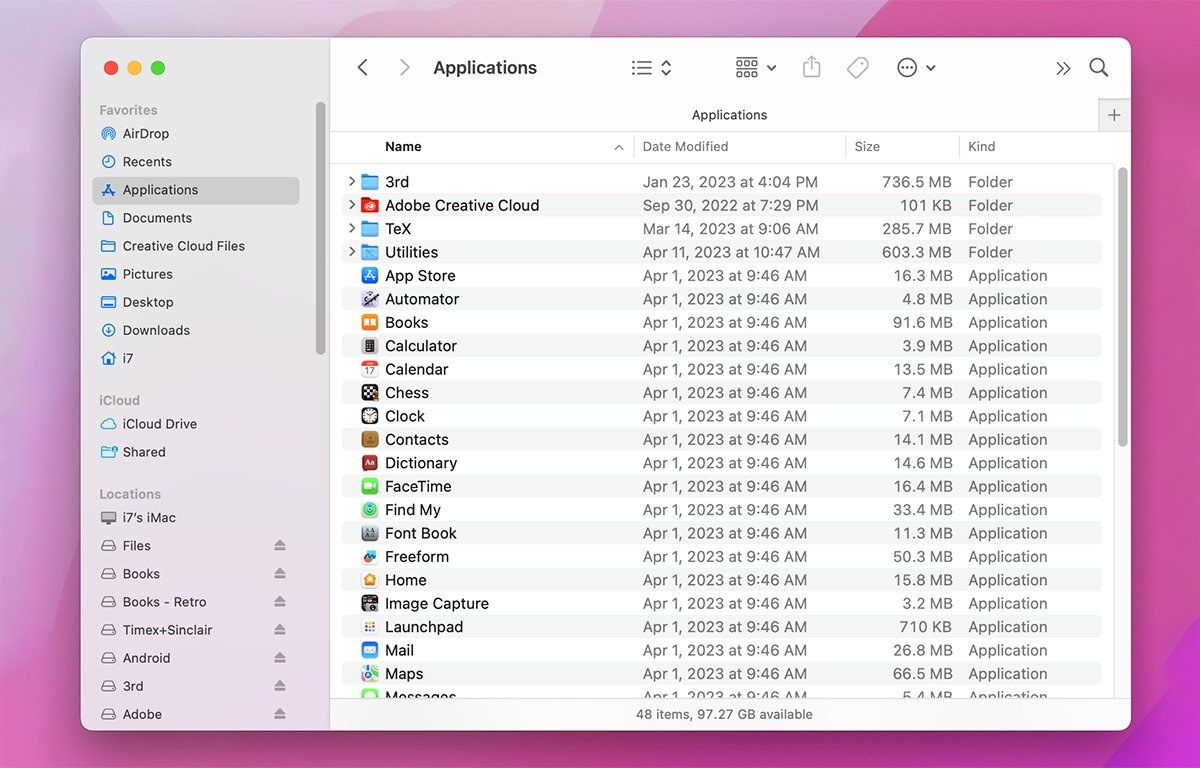 Okno Finder se zobrazeným postranním panelem.