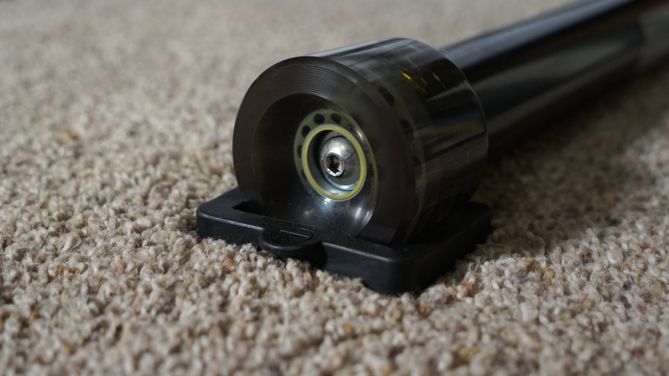 Stůl se při používání nepohne díky přiloženému držáku na kola