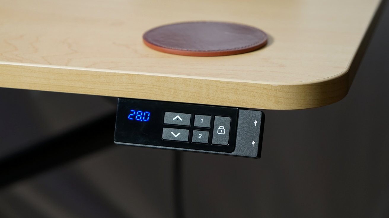 Dva porty USB-A jsou v ovladači výšky