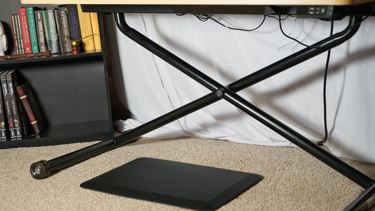 Ujistěte se, že je dostatek místa pro zvedání a spouštění stolu