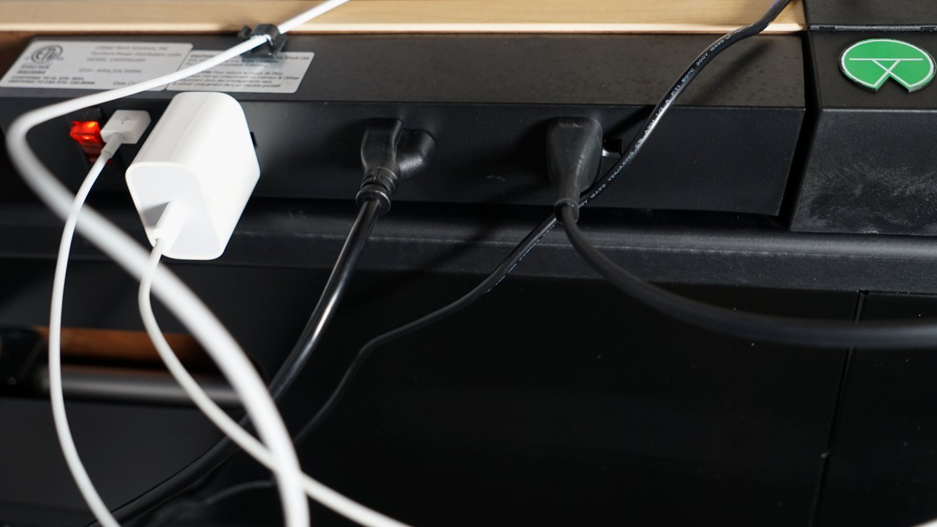 Prodlužovací kabel má pouze tři vývody