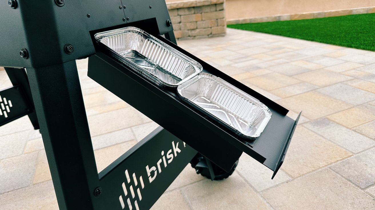 Misky na tuk a popel se vysunou zespodu grilu a zůstanou skryté