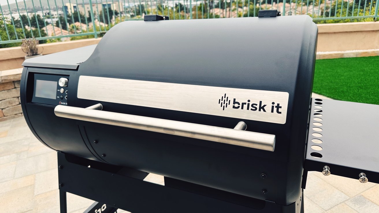 Do grilu na dřevěné pelety se vejde až 5 roštů na žebra