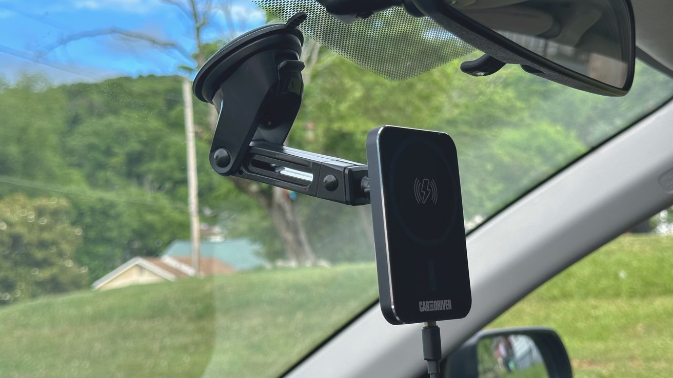 Přilepte držák na čelní sklo nebo palubní desku