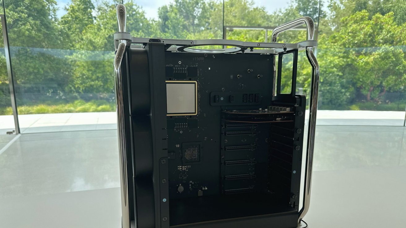 Mac Pro má sedm rozšiřujících slotů PCI-E