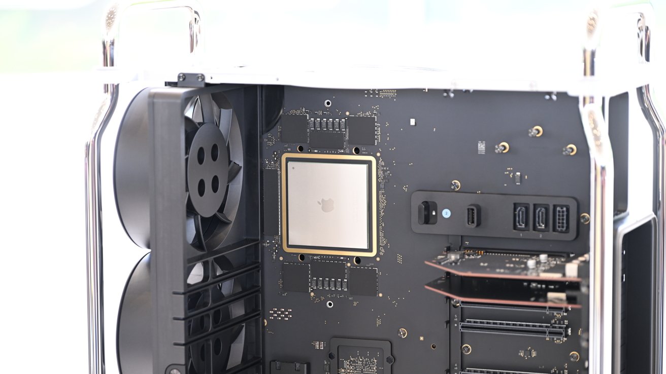 Čip M2 Ultra s postranním logem Apple