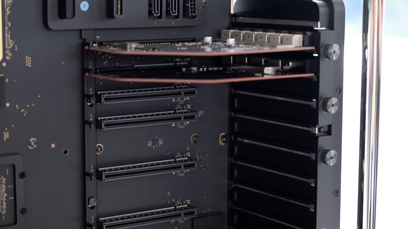 PCIe sloty na Macu Pro