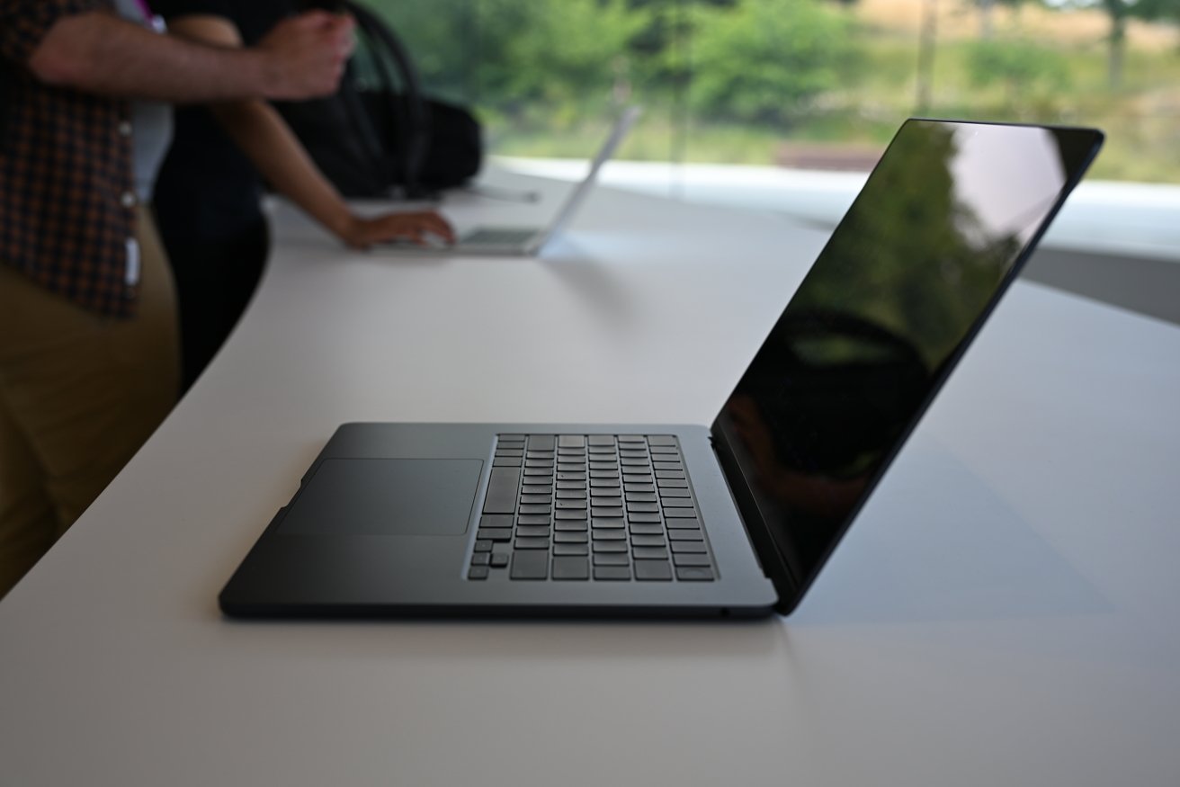 Půlnoční MacBook Air