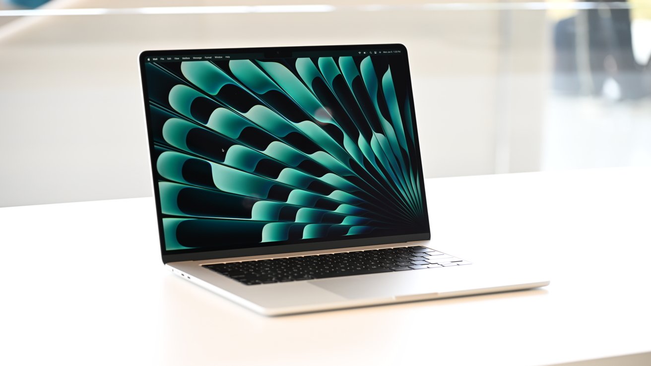 15palcový MacBook Air ve stříbrné barvě