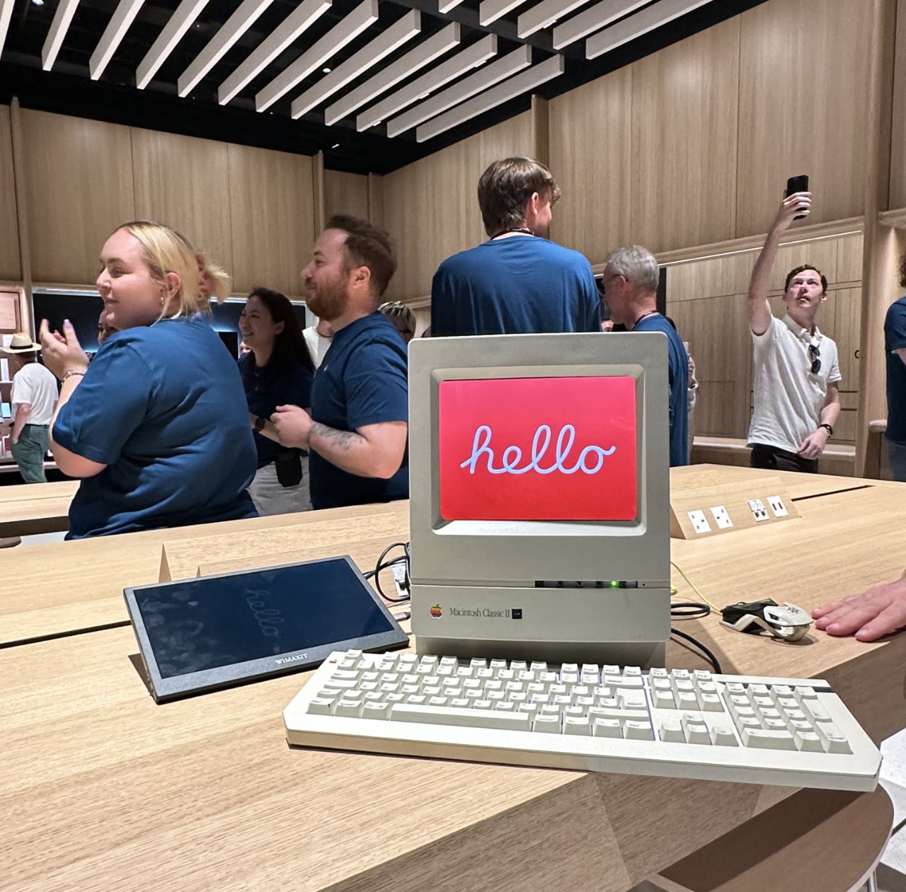 Zdá se, že v těchto dnech by to nebylo otevření Apple Store bez starožitného Macu (Zdroj: Craig Jobbins)