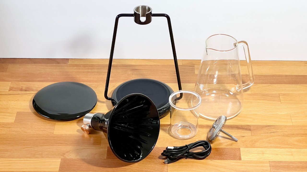 Kávovar Gina Smart obsahuje nerezový rám se stupnicí, nálevkou, modulem studeného vaření, karafou a nabíjecím kabelem.