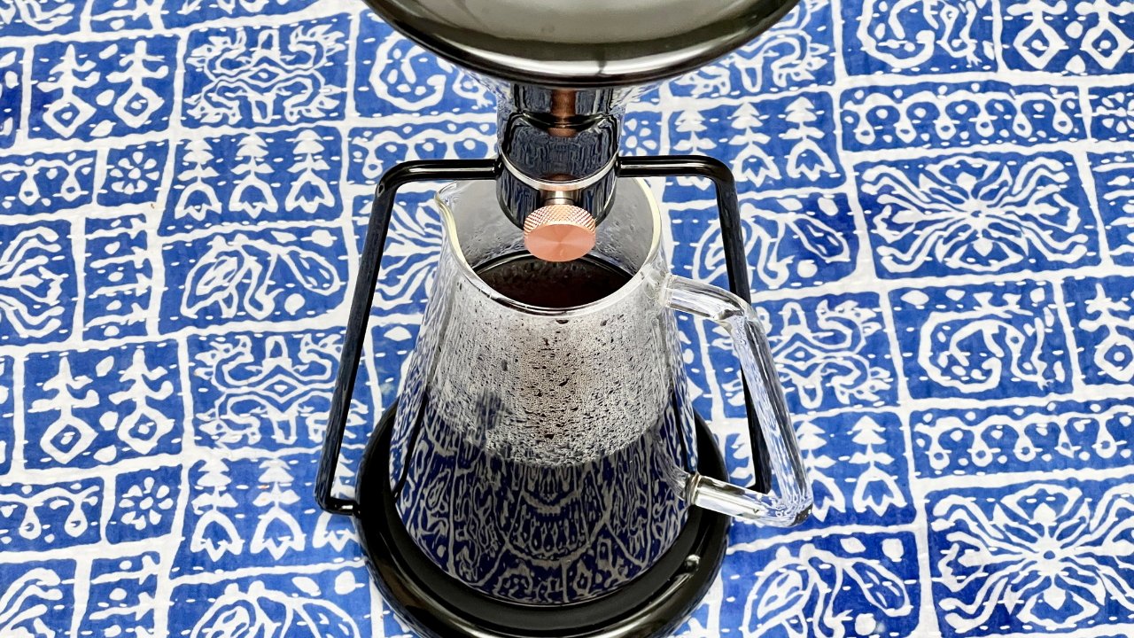 Vaření čerstvé karafy Rwanda Gasharu Intego