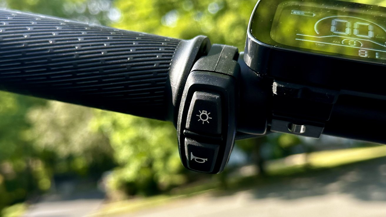 Přední světla a tlačítka klaksonu Engwe M20