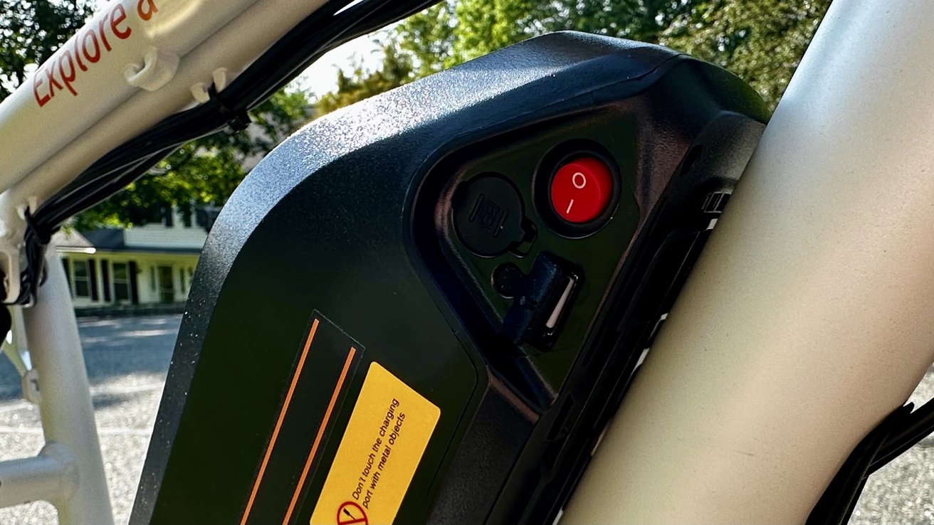 Vypínač, port USB-A a nabíjecí port