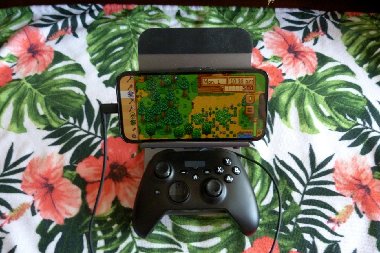 Funguje také bez držáku umístěním iPhone na samostatný stojan