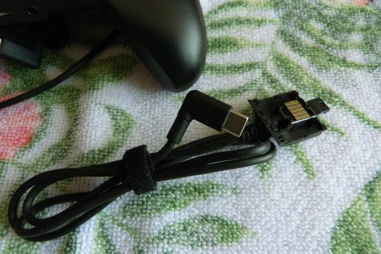 Ovladač má nástavce pro porty Lightning a USB-C