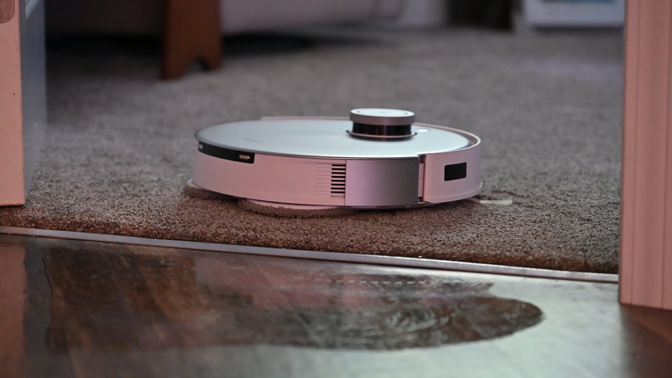 Zvednutý mop na koberci