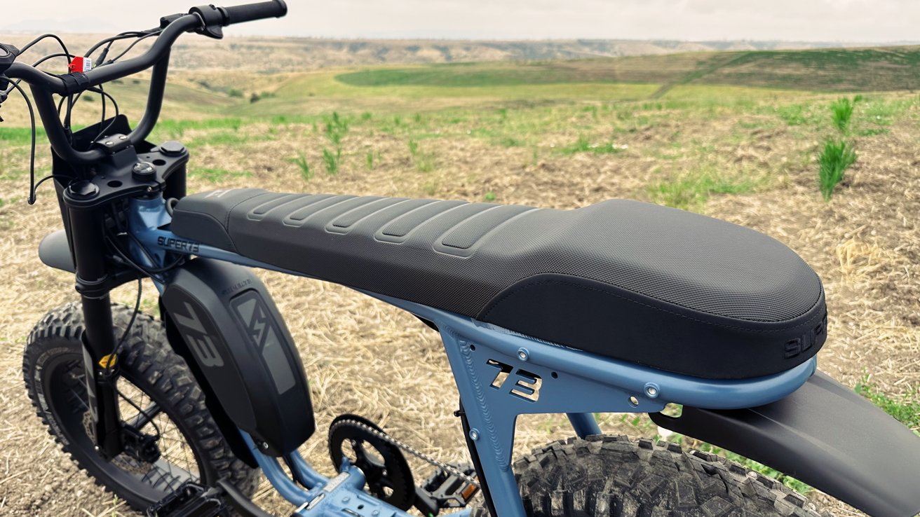 Dlouhé sedadlo pojme dva jezdce