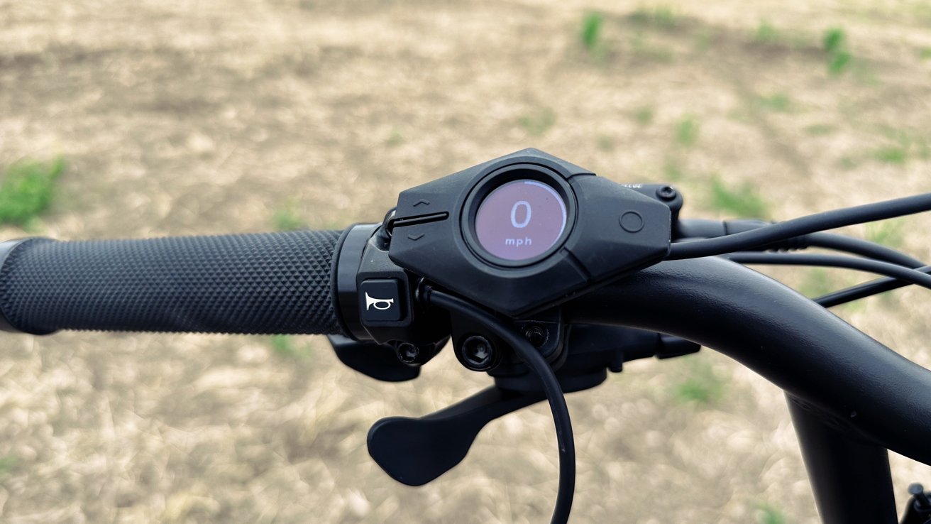 Malý displej motocyklu s tlačítkem klaksonu pod ním