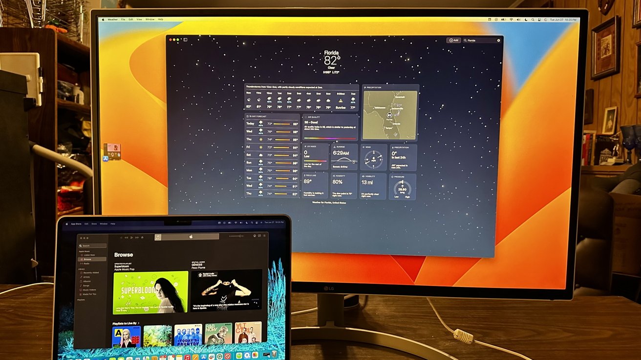 MacBook Air připojený k externímu displeji přes dokovací stanici