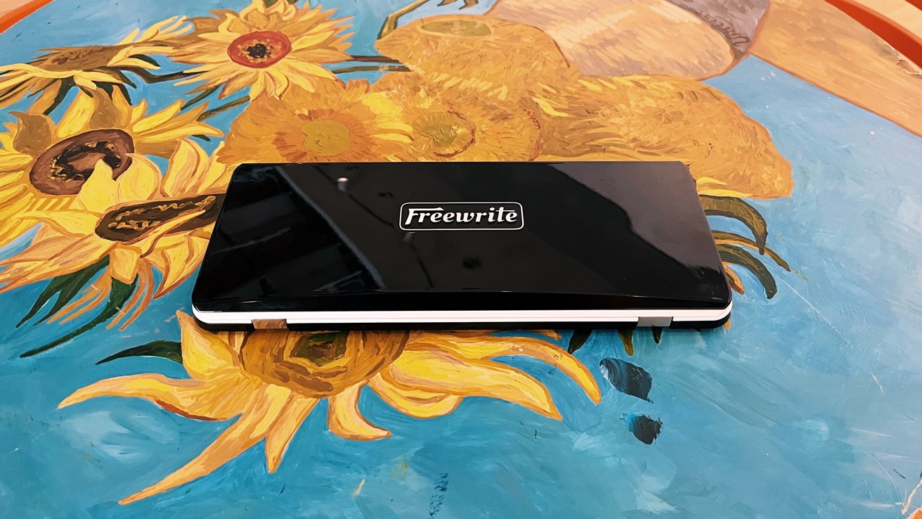 Freewrite Traveler uzavřen