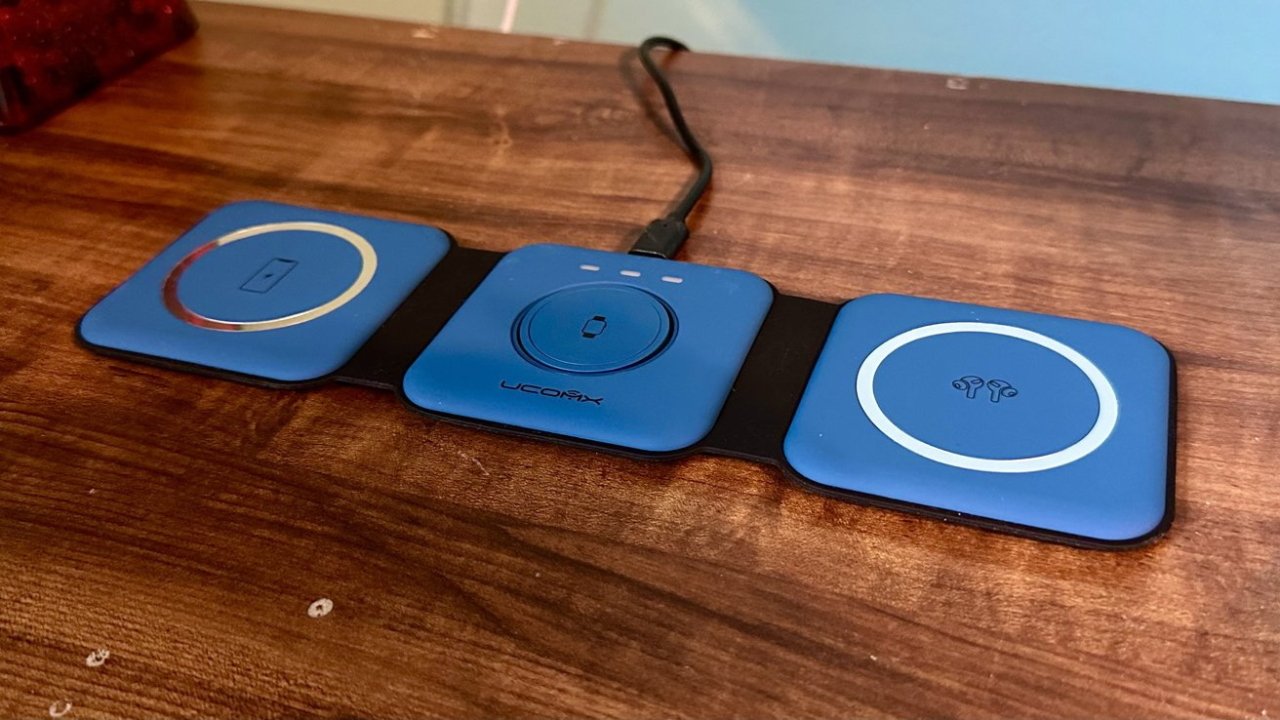 Bezdrátová nabíječka UCOMX Nano 3 v 1 je skládací a snadno si ji vezmete na cesty