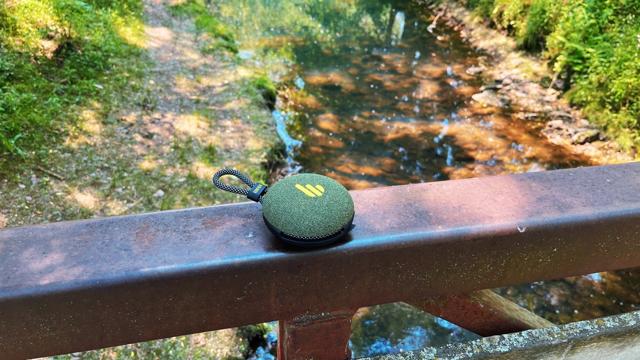 Jeho krytí IPX7 znamená, že je voděodolný, ideální pro túry