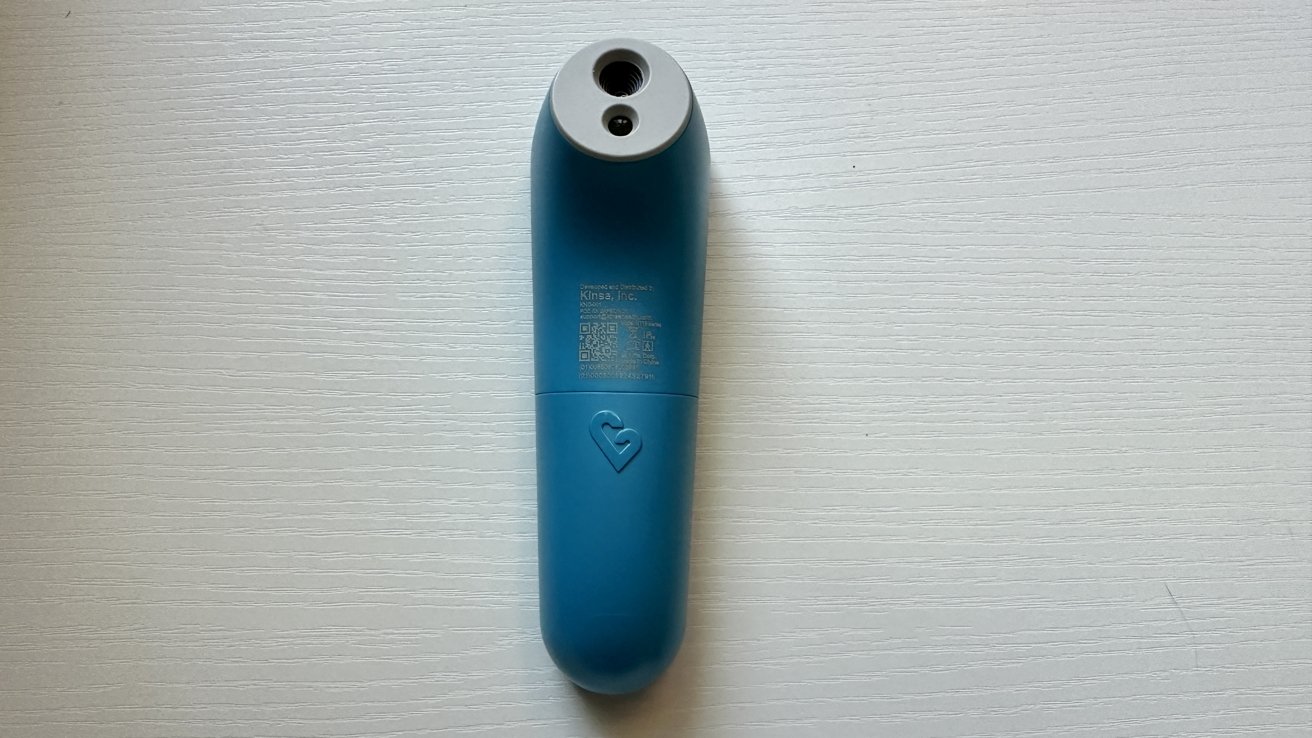 Bezkontaktní teploměr Kinsa využívá infračervené záření k detekci teplot na čele