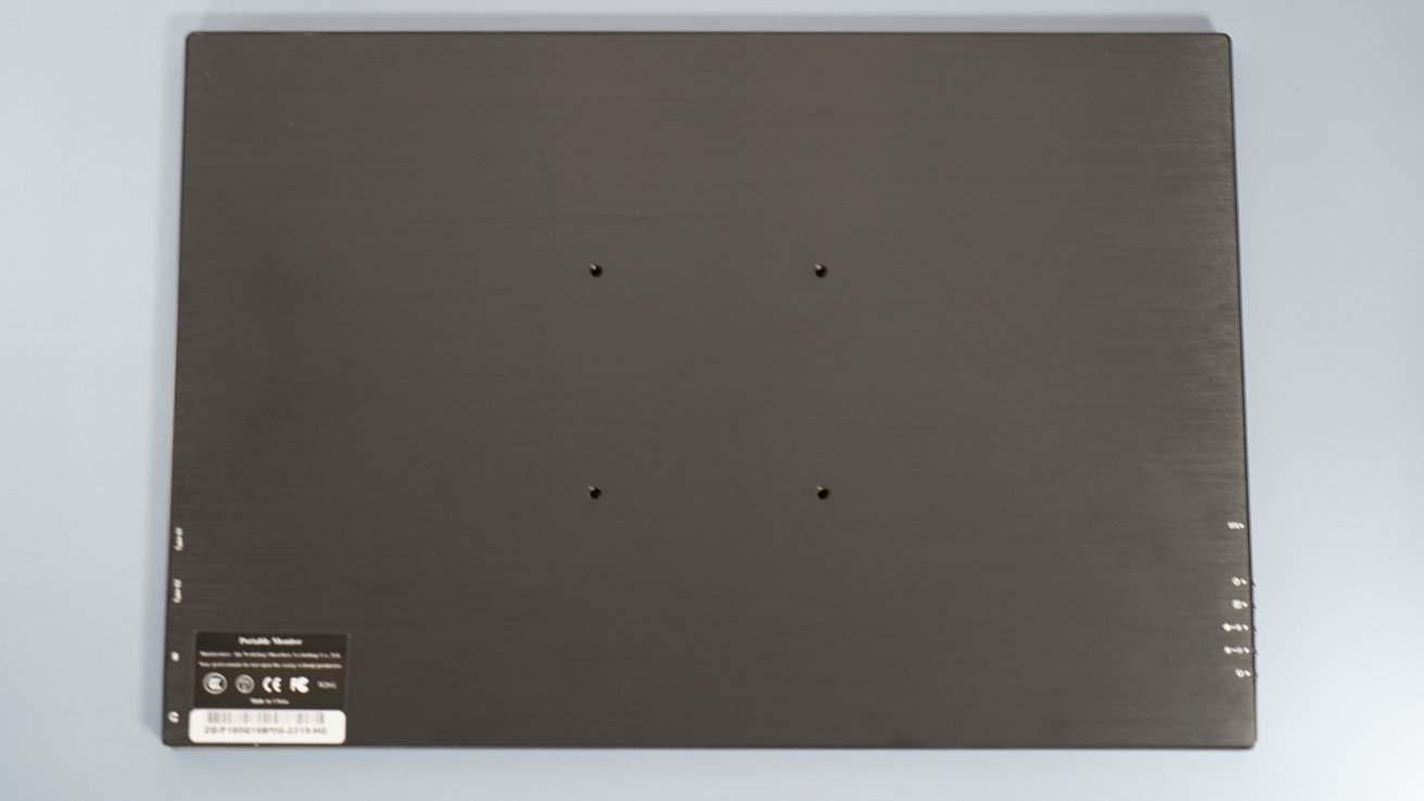 Kovový zadní panel je připraven na VESA