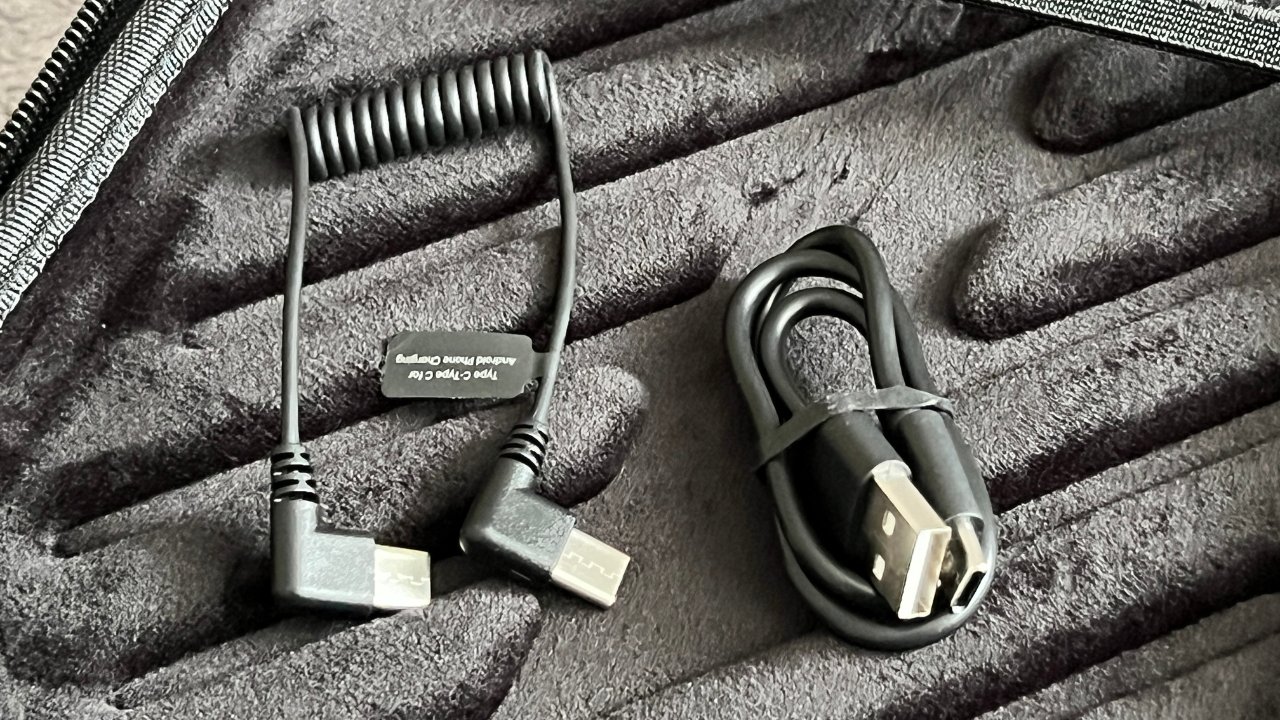 Sada obsahuje nabíjecí kabel USB-C a kabel USB-C na USB-C