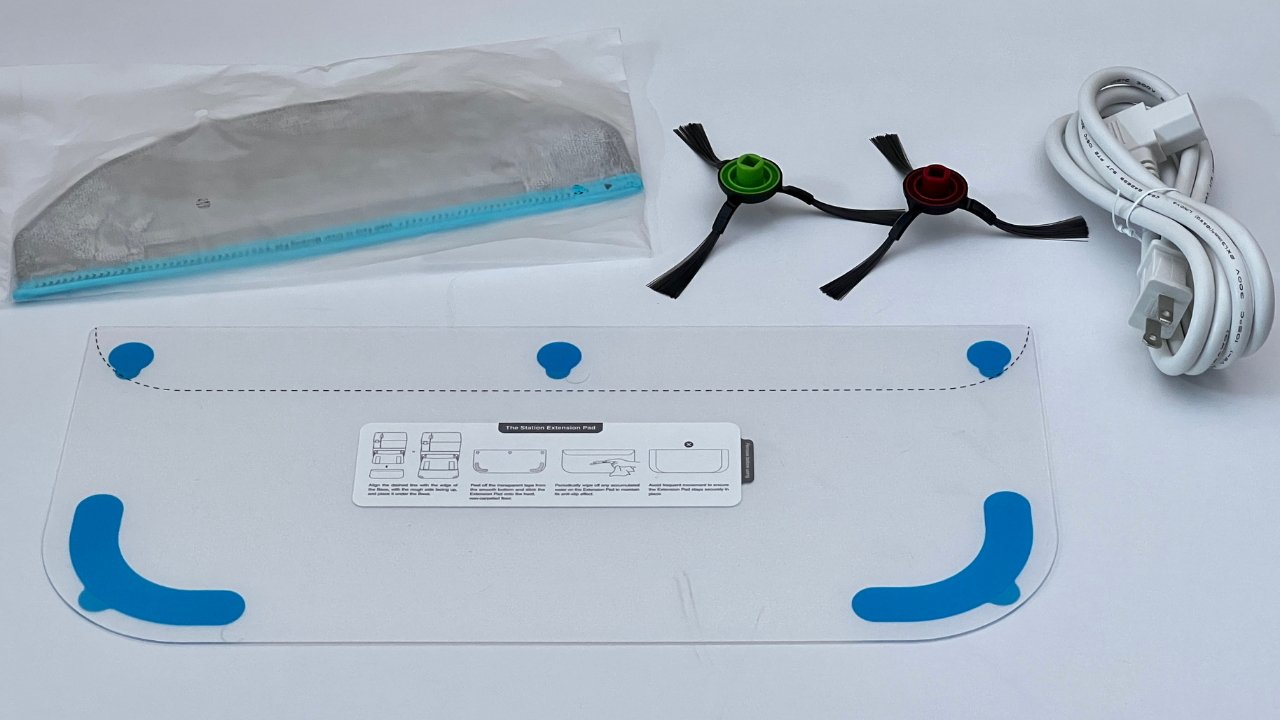 Mezi komponenty Yeedi Cube patří dva boční kartáče, podložka na mop, napájecí kabel a podložka pro prodloužení stanice