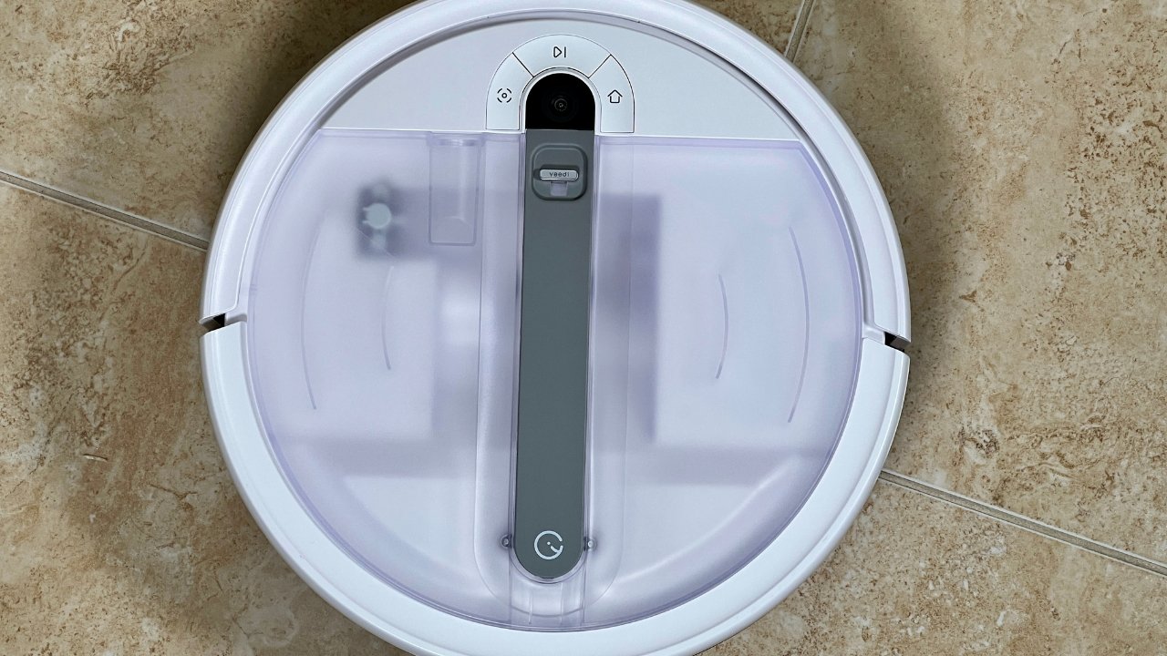 Nahoře jsou tři tlačítka, která umožňují ručně aktivovat různé režimy pro čištění skvrn, automatické čištění a návrat do doku