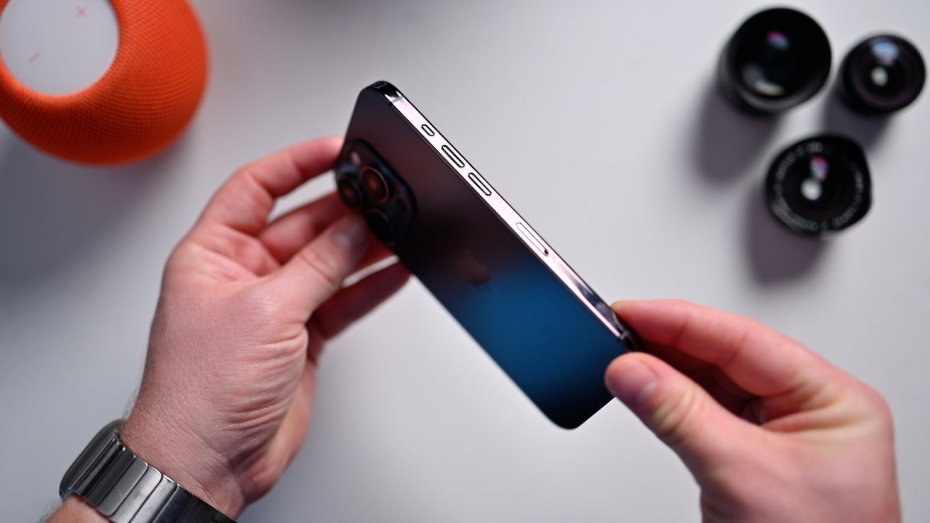 Prostorově černý iPhone 15 Pro