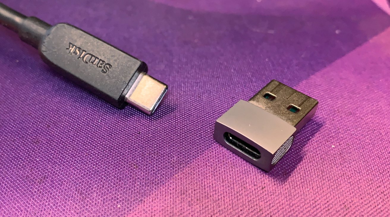 Příklad převodníku USB-C na USB-A.