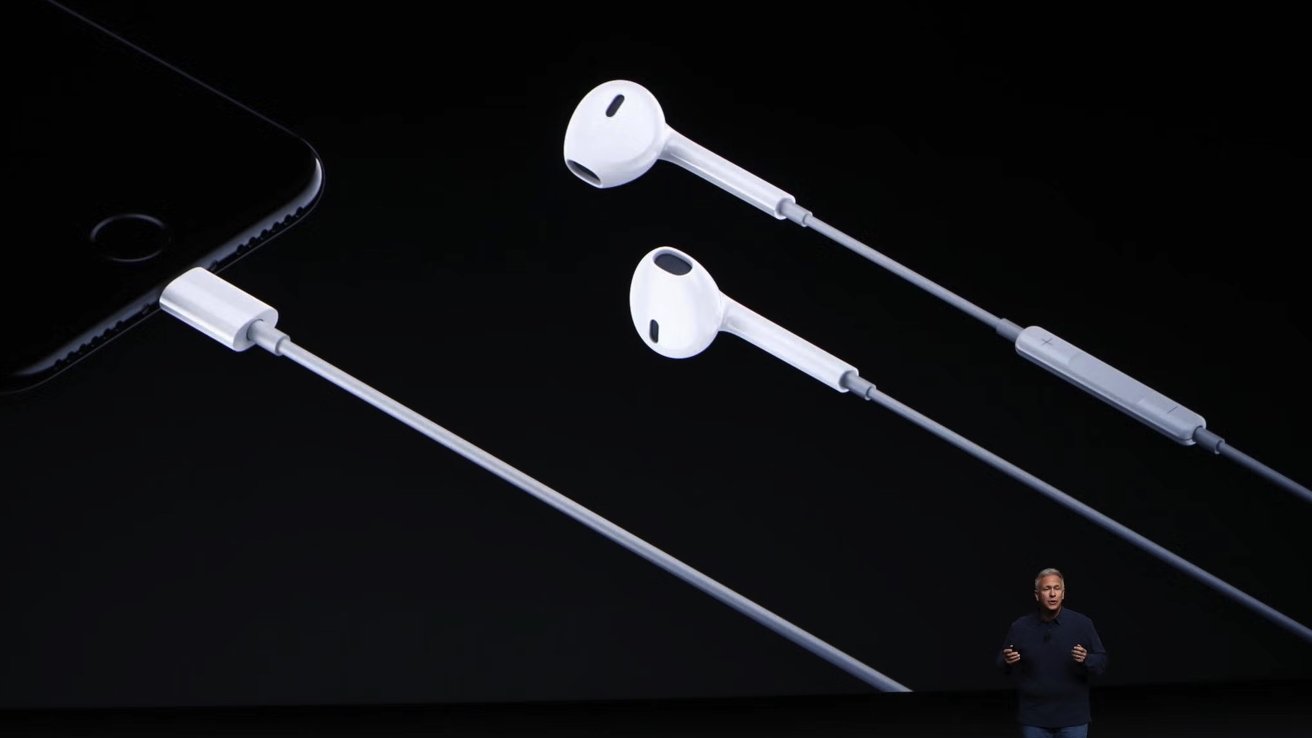 Malý Phil Schiller, velký iPhone a sluchátka Lightning EarBuds