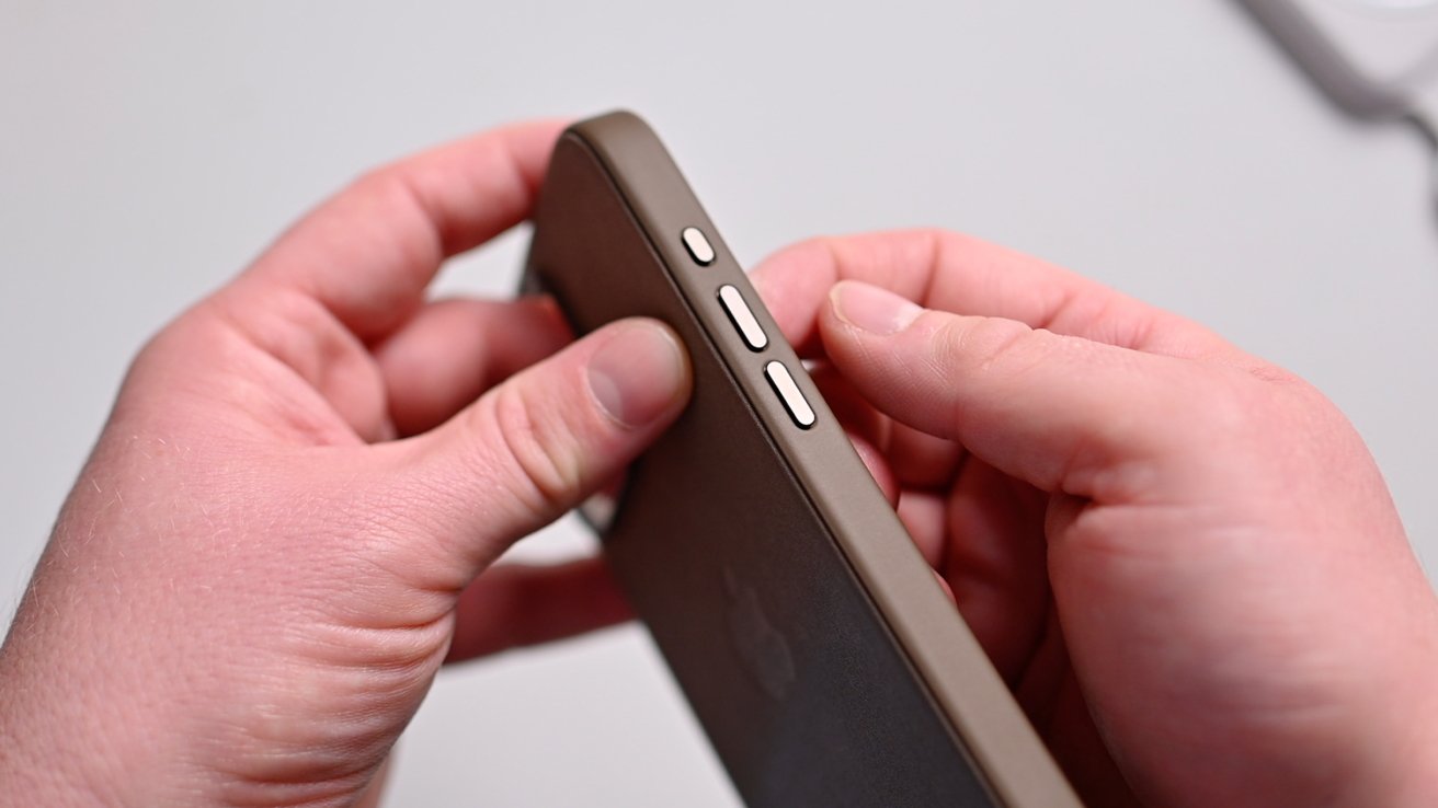 Hliníkové knoflíky na pouzdrech FineWoven