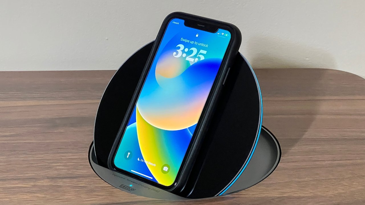 Stůl ErgoFx má integrovaný modul bezdrátového nabíjení