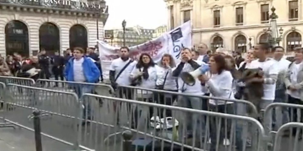 Francouzští zaměstnanci protestují proti uvedení iPhone 5 v roce 2012 (Zdroj: IBTIMES TV přes DailyMotion)