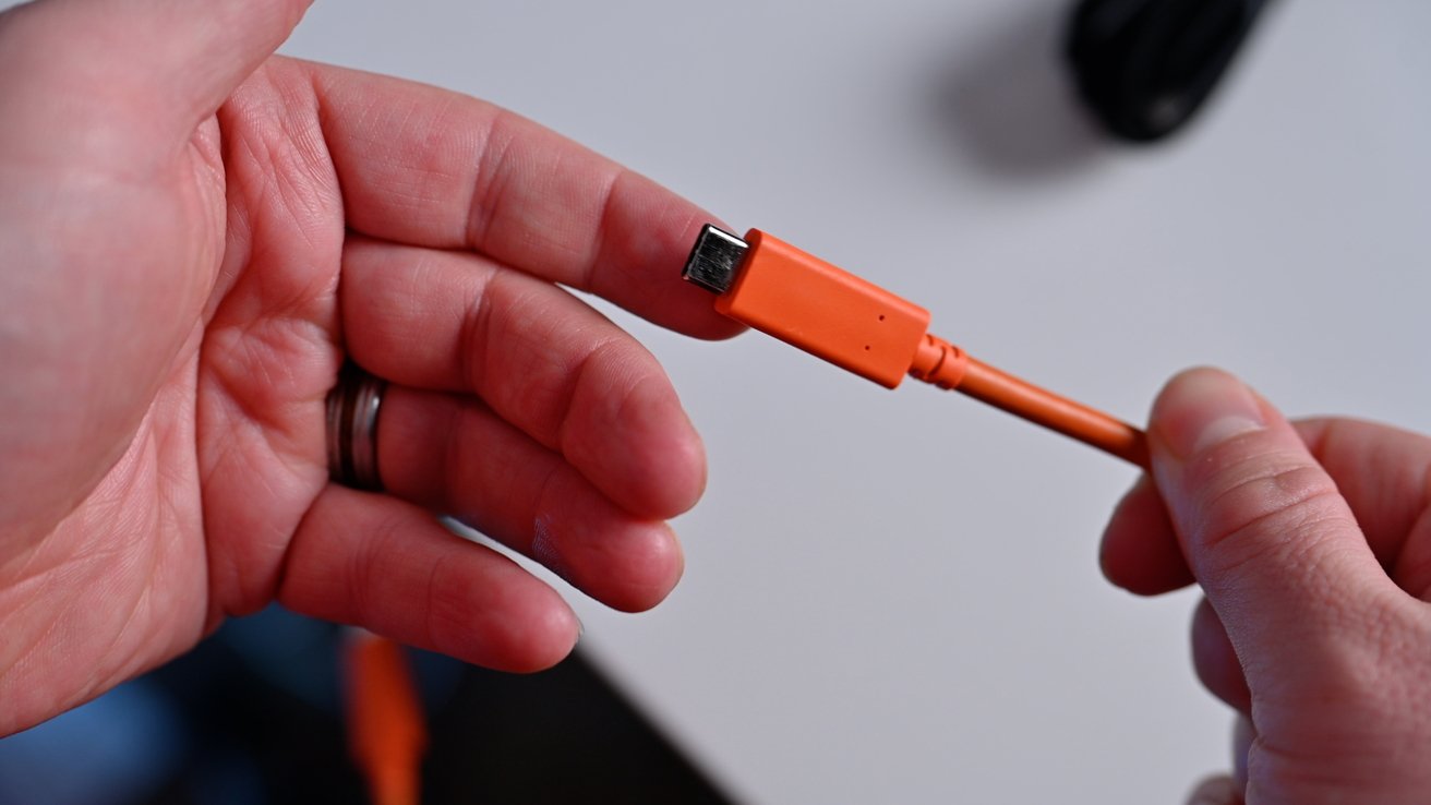 Kabel USB 3 není součástí balení