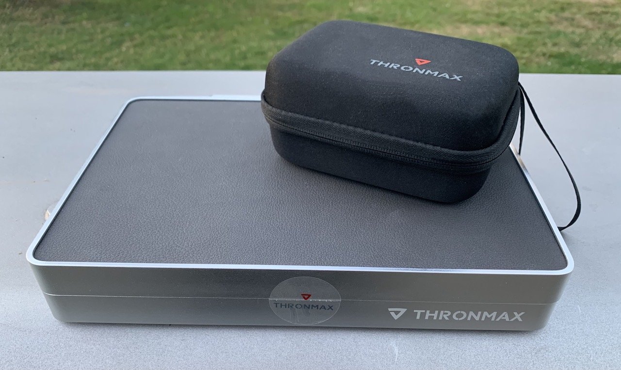 Prezentační krabice a součástí (a mnohem praktičtější) cestovní pouzdro.