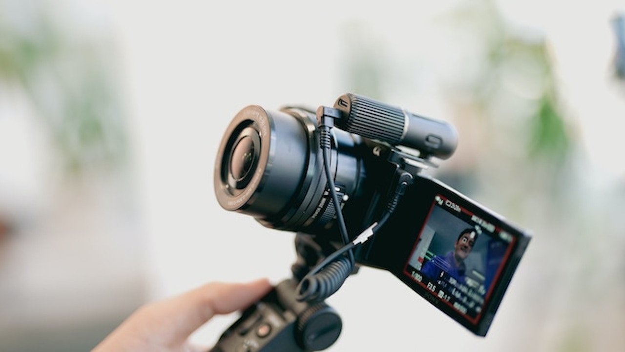 Klipy na mikrofonech a přijímačích perfektně pasují do sáňky DSLR.