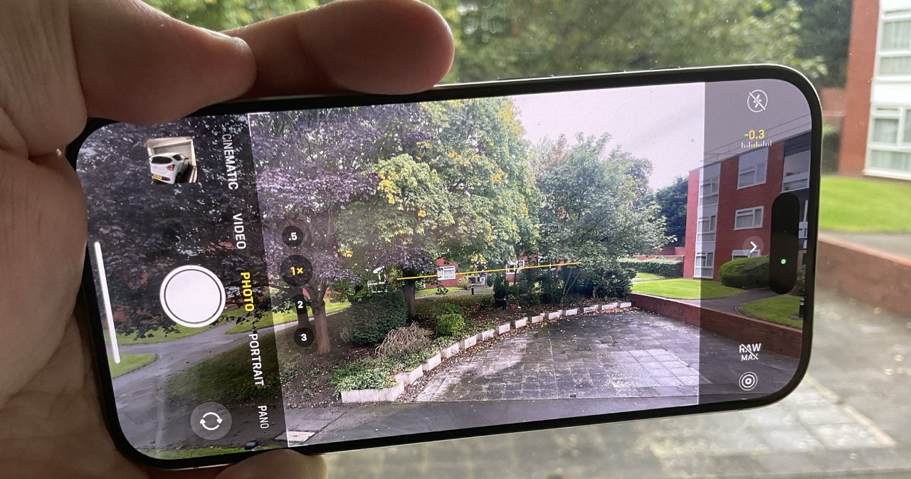 Při vertikálním nebo horizontálním vyvážení rámu se vodováha změní na žlutou