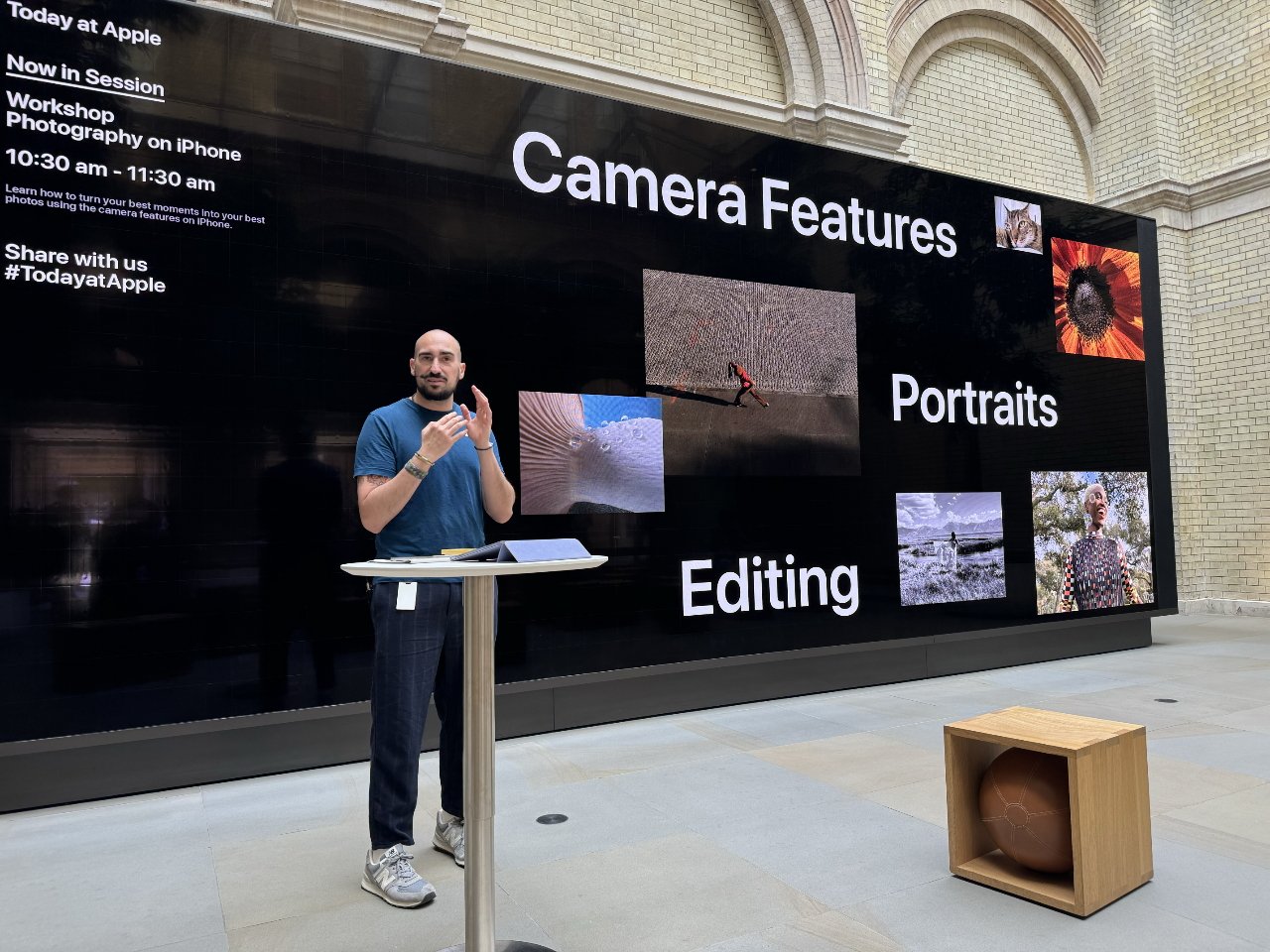 Občas během Today at Apple tento obrovský displej ukazoval to, co bylo na iPhone moderátora, když předváděl